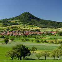 30 km sdlich liegt die Vulkanlandschaft Hegau