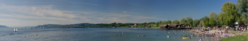 Sommerliche Pfahlbauten